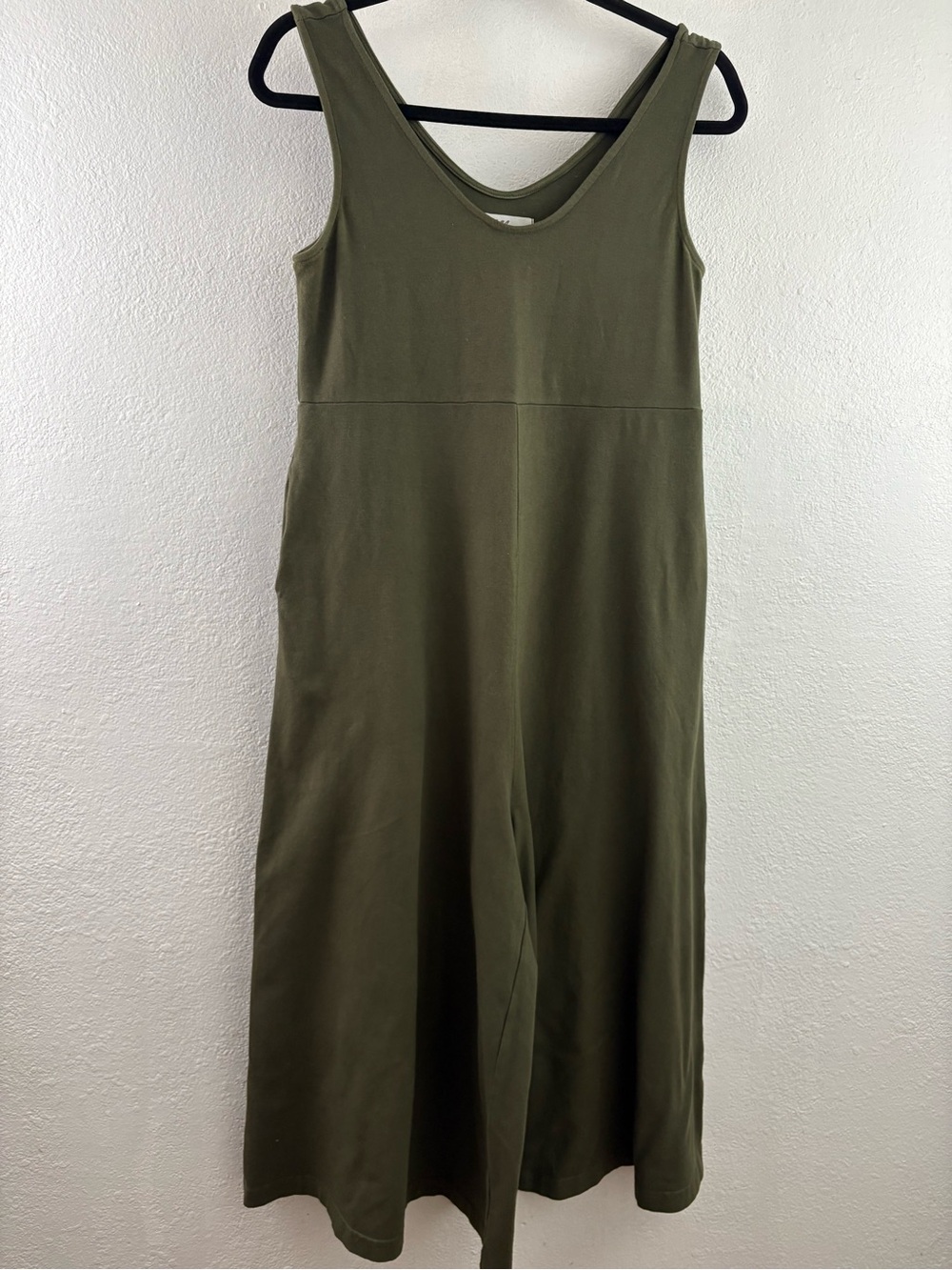 Mien sleeveless olive green v-neck wide legs pockets jumpsuit size S
